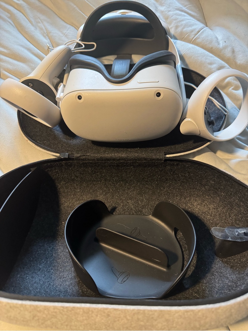 Oculus  Quest 2 White Standalone VR Headset with White Touch Controllers